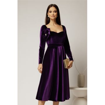 Rochie DY Fashion din catifea mov cu decolteu inima si accesoriu la bust
