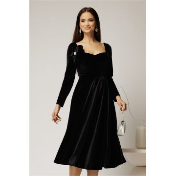 Rochie DY Fashion din catifea neagra cu decolteu inima si accesoriu la bust