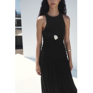 Rochie lunga cu decolteu la baza gatului