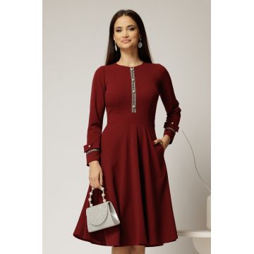 Rochie midi bordo din crep cu nasturi si benzi pe bust