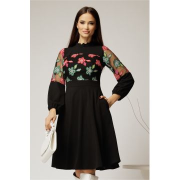 Rochie midi neagra din crep cu broderie la bust
