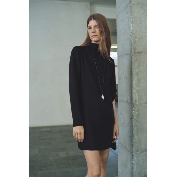 Rochie mini cu design asimetric