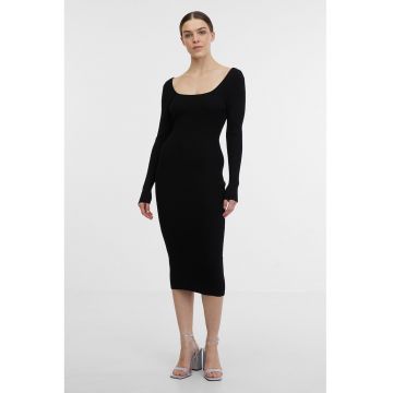 Rochie tricotata cu decupaje pe partea din spate