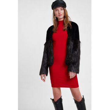 Rochie cambrata cu decupaj pe partea din spate