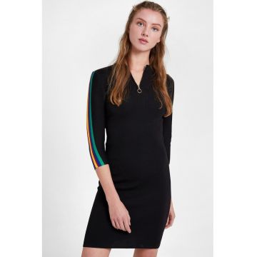 Rochie cambrata cu detalii contrastante