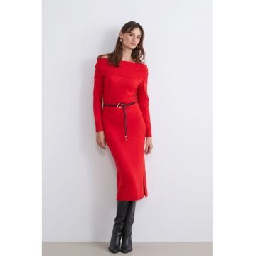 Rochie din tricot cu decolteu pe umeri