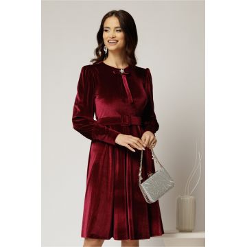 Rochie DY Fashion din catifea bordo cu funda si brosa la guler