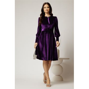 Rochie DY Fashion din catifea mov cu funda si brosa la guler