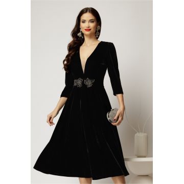 Rochie DY Fashion neagra din catifea cu decolteu adanc si cordon cu aplicatii