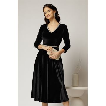 Rochie DY Fashion neagra din catifea cu decolteu in V si talia cu perle