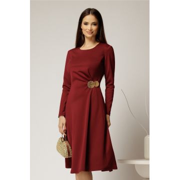 Rochie midi bordo clos cu accesoriu auriu in talie si pliuri