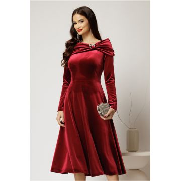 Rochie midi din catifea bordo cu umeri lasati si brosa