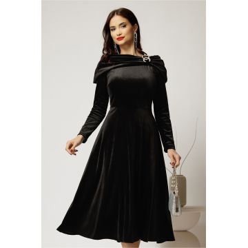 Rochie midi din catifea neagra cu umeri lasati si brosa