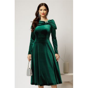 Rochie midi din catifea verde cu umeri lasati si brosa