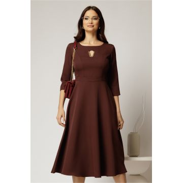 Rochie midi maro clos cu decupaj metalic la bust