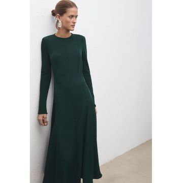 Rochie cu decolteu la baza gatului si maneci lungi