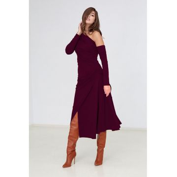 Rochie cu terminatie asimetrica si decupaj pe umeri