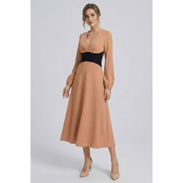 Rochie elegantă camel cu talie accentuată