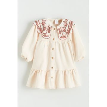 Rochie evazata cu guler rotund brodat