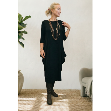 Rochie lunga neagra cu colturi laterale, croiala lejera si design minimalist din vascoza