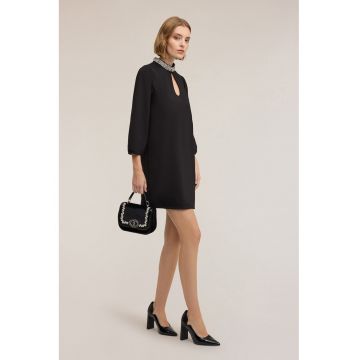 Rochie scurta cu guler decorat