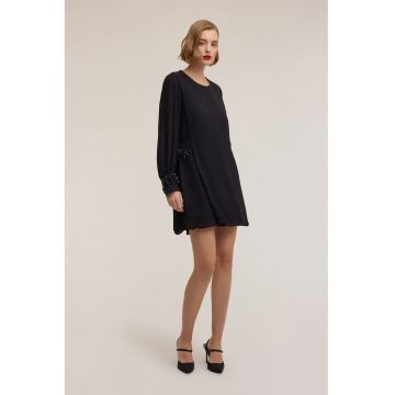 Rochie scurta vaporoasa cu aplicatii cu margele