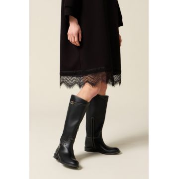 Rochie supradimensionata cu garnitura din dantela la terminatie