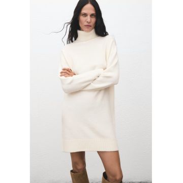 Rochie tricotata cu guler inalt