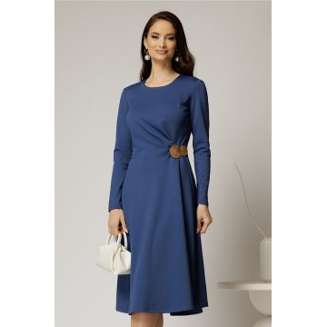 Rochie midi albastra clos cu accesoriu auriu in talie si pliuri