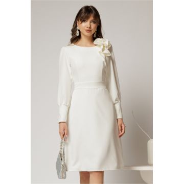 Rochia DY Fashion alba cu mansete din paiete si funda ampla pe umar