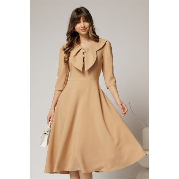 Rochie bej clos de ocazie cu guler maxi si nasturi perluta