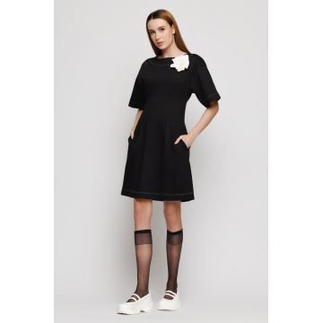 Rochie dama cu accesoriu in contrast