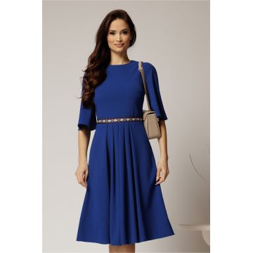 Rochie DY Fashion albastra din crep cu pliuri pe fusta si banda in talie