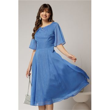 Rochie DY Fashion midi bleu din voal in clos cu fir lurex si accesoriu la decolteu