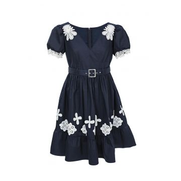Rochie evazata cu broderie florala Daiana - Alb/Bleumarin
