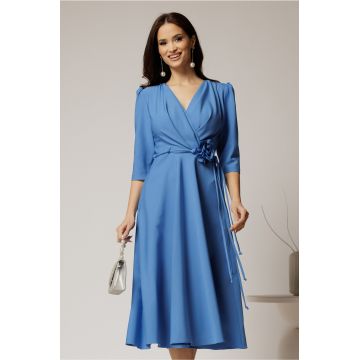 Rochie midi albastra din stofa in clos cu floare in talie