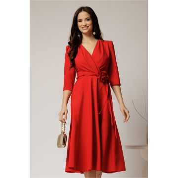 Rochie midi rosie din stofa in clos cu floare in talie
