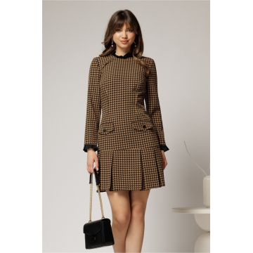 Rochie scurta maro cu imprimeuri negre si pliuri pe fusta