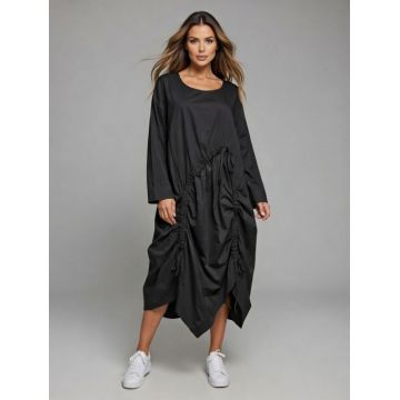 Rochie midi neagra cu design asimetric si detalii drapate