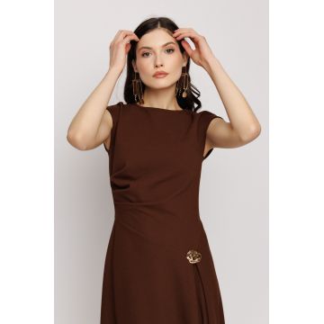 Rochie midi semiclos cu pliuri și slit frontal