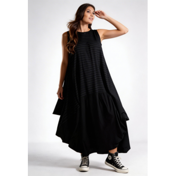 Rochie neagra cu dungi fine oversized cu volum arhitectural ,   stil urban chic