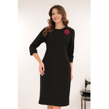 Rochie office neagra accesorizata cu o brosa