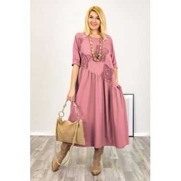 Rochie roz prafuit cu taietura oblica si broderie, din poplin si jerseu, oversize