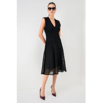 Rochie evazata cu decolteu in V - Negru