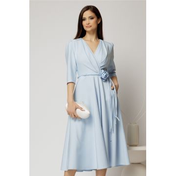 Rochie midi bleu din stofa in clos cu floare in talie