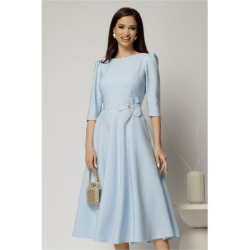 Rochie midi bleu din stofa in clos cu floare in talie