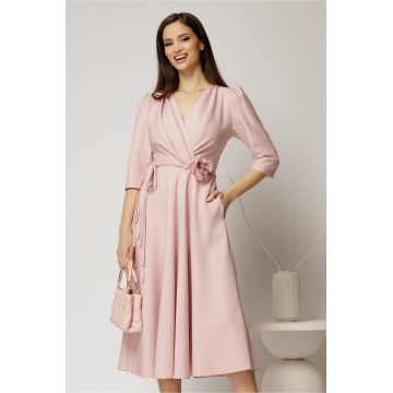 Rochie midi roz din stofa in clos cu floare in talie