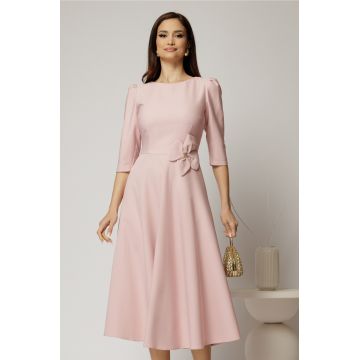 Rochie midi roz din stofa in clos cu floare in talie