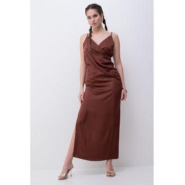 Rochie satinara cu slit lateral Chigo - Maro inchis