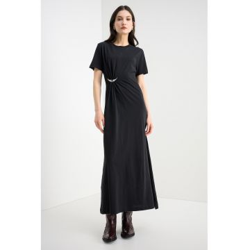 Rochie lunga cu slit lateral si brosa Raja - Negru